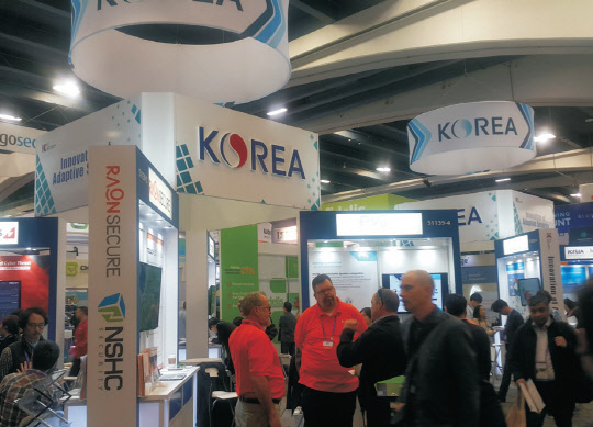 한국정보보호산업협회(KISIA)가 현지시각으로 지난 13일 미국 샌프란시스코에서 개최된 'RSA 콘퍼런스 2017'에서 한국 전시관을 운영하고 있다. 이 전시관에는 국내 보안 기업 14곳이 함께 참여하고 있다.    KISIA 제공